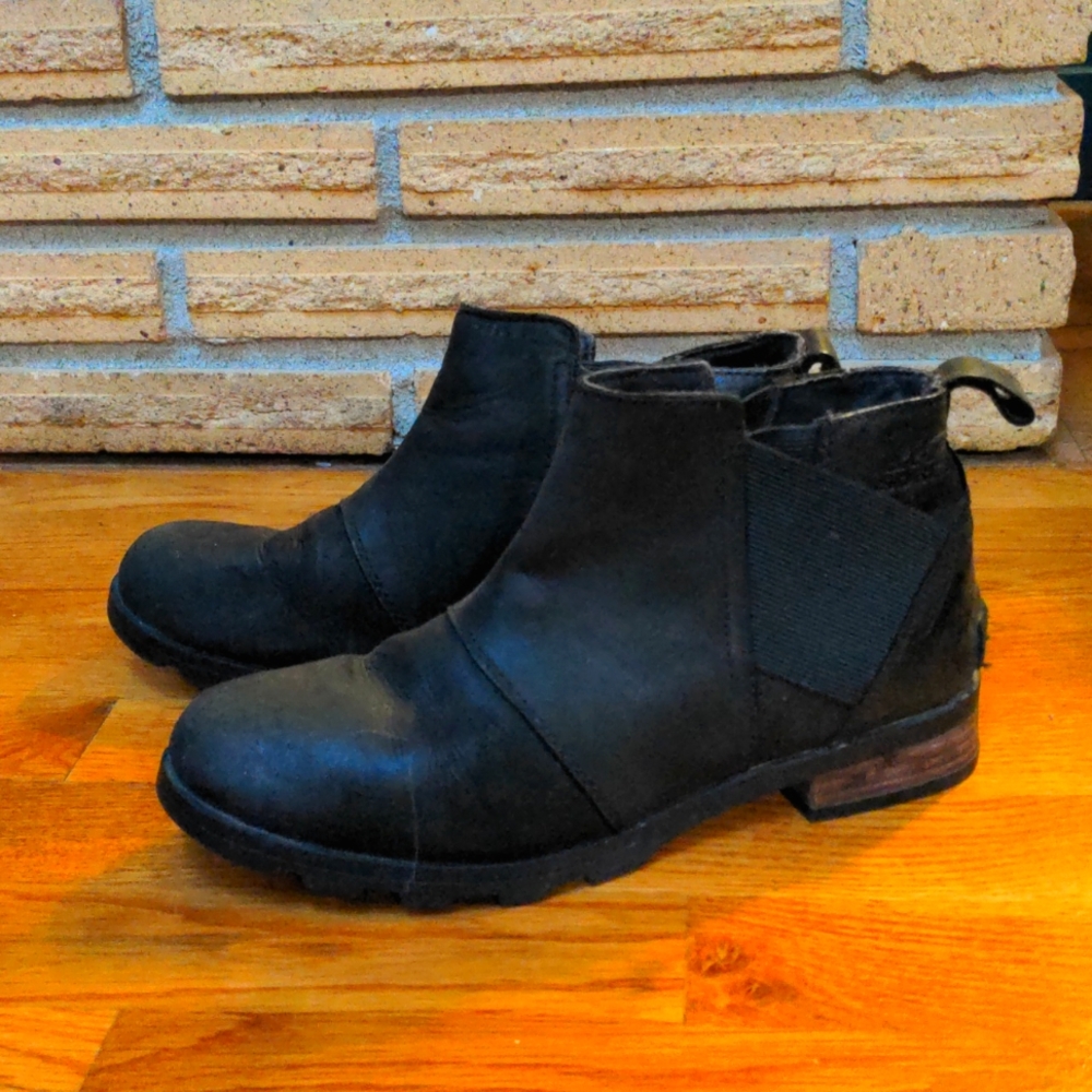Sorel leather waterproof Chelsea boots